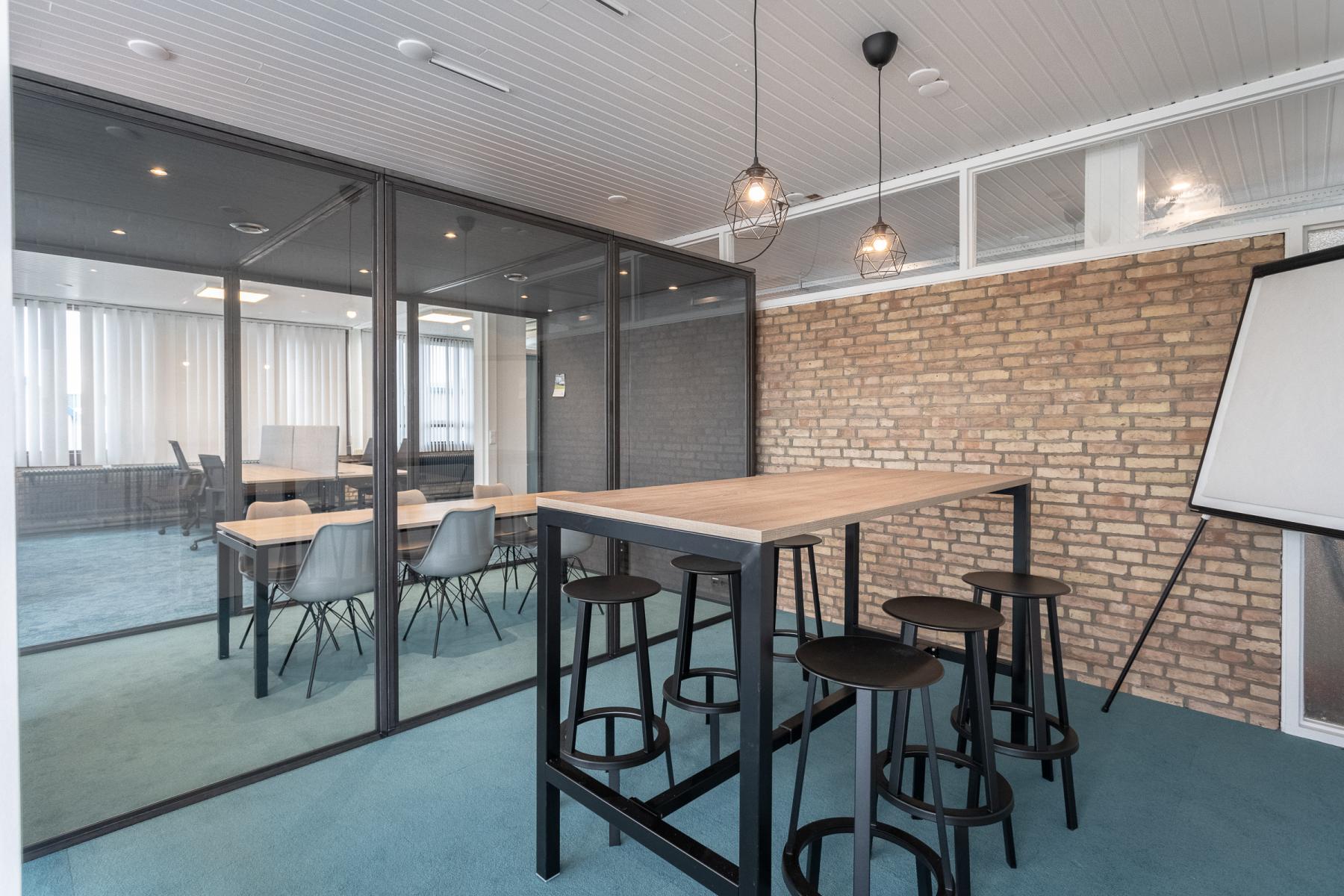 meetingbox en hoge tafel officeplanner kantoor utrecht