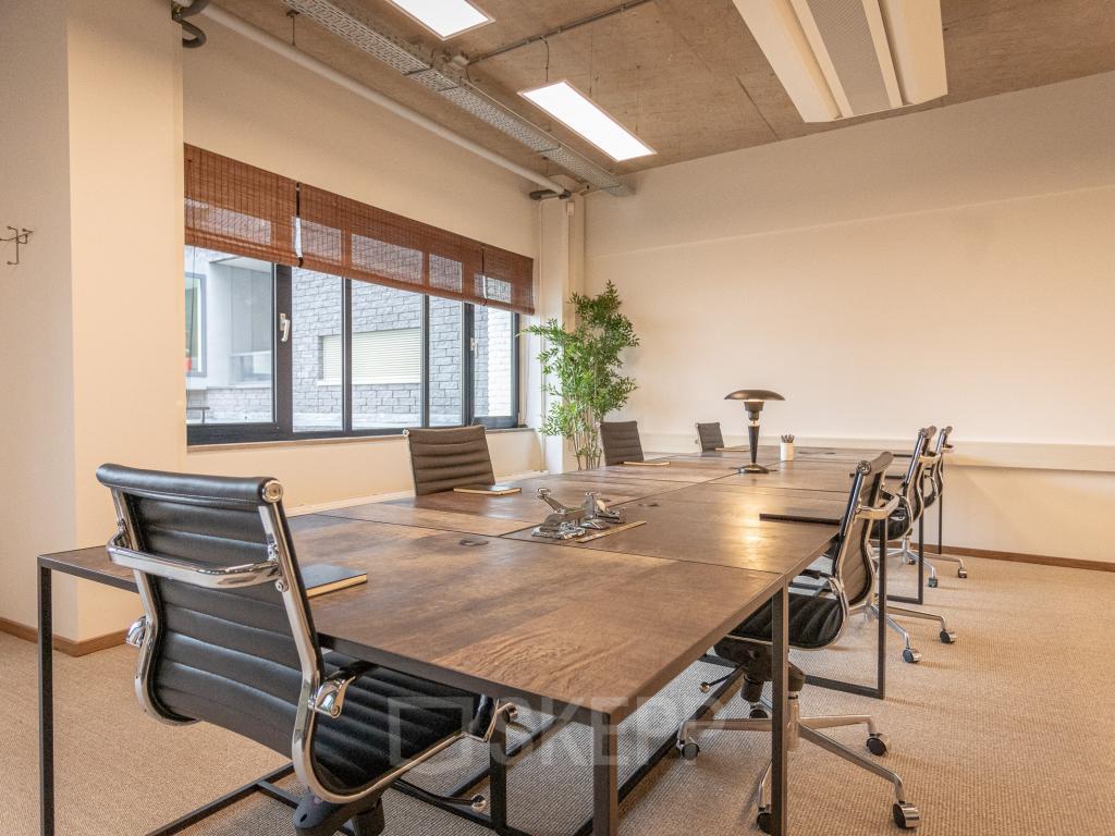 Office space with multiple workspaces or usable as meeting room