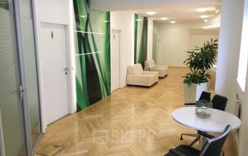 Schöne und helle Gemeinschaftsräume im Bürogebäude in Wien