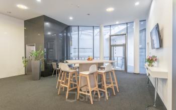 Soziales Herz im modernen Business Center in Wien