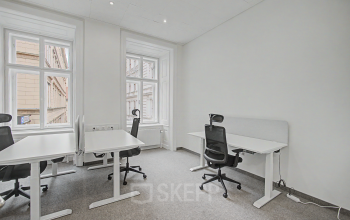 Helles Bürozimmer in Wollzeile 11, 1010 Wien, mit minimalistischen Schreibtischen und ergonomischen Stühlen, ideal zum Büroraum mieten.