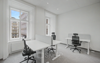 Helles Büro in Wollzeile 11, 1010 Wien mit großen Fenstern, zwei Schreibtischen und ergonomischen Stühlen. Ideal zum Büroraum mieten im Herzen der Inneren Stadt.
