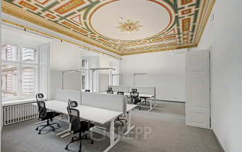 Helles Büro mit eleganter Decke an der Wollzeile 11, 1010 Wien. Ideal zum Bürofläche mieten, ausgestattet mit Schreibtischen und ergonomischen Stühlen.