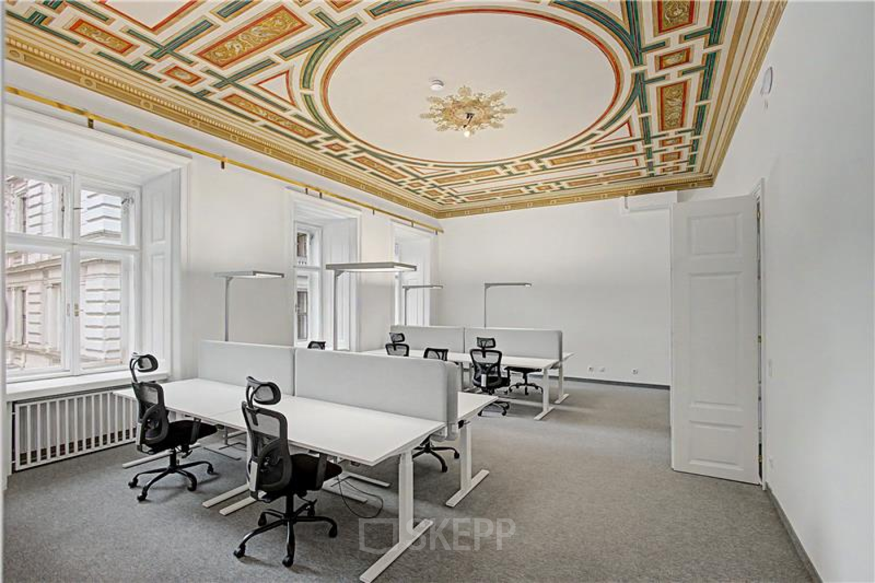 Helles Büro mit eleganter Decke an der Wollzeile 11, 1010 Wien. Ideal zum Bürofläche mieten, ausgestattet mit Schreibtischen und ergonomischen Stühlen.