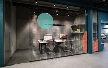 Modern office space rental at Nordbahnstraße 47, 1020 Vienna Leopoldstadt, featuring a sleek workstation with vibrant decor accents.