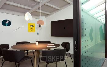 Contemporary office space rental at Nordbahnstraße 47 in 1020 Vienna Leopoldstadt with a stylish round table and designer lighting