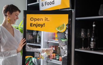 Moderne bürofläche mieten im Fokus mit Geschäftsfrau an einer firmeninternen Getränkestation in Lassallestraße 7b, 1020 Wien Leopoldstadt.