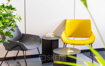 Moderne und stilvolle Lounge mit gelbem Sessel für Pausen in einem Büro in der Lassallestraße 7b, 1020 Wien Leopoldstadt - ideal zum büroraum mieten.