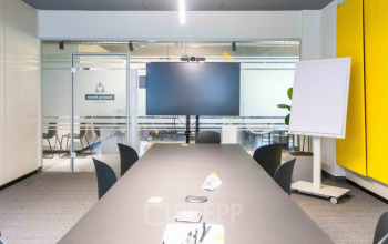 Heller und moderne Büroraum mieten in Lassallestraße 7b, 1020 Wien Leopoldstadt, mit langem Konferenztisch und Präsentationsbildschirm