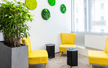 Moderne Büroecke in hellem Design mit gelben Sesseln und Pflanze in 1020 Wien, Aspernbrückengasse 2 zum Bürofläche mieten.