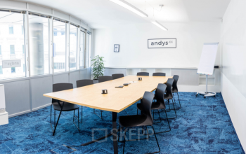 Modern gestalteter Büroraum mieten in der Aspernbrückengasse 2, 1020 Wien Leopoldstadt, mit langem Konferenztisch und natürlicher Belichtung.