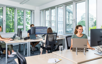 Modern ausgestatteter Büroraum mit natürlicher Beleuchtung in Aspernbrückengasse 2, 1020 Wien-Leopoldstadt, Teamarbeit an Computern.