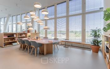 Soziales Herz im modernen Business Center in Wien