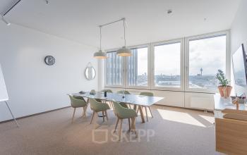 Inspirierender Meetingraum im Bürogebäude Wien