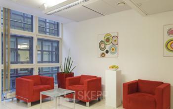 Farbenfrohe Business Lounge im Bürogebäude in Wien