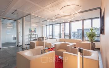 Moderne Büroraum mieten in Gertrude-Fröhlich-Sandner-Straße 2, 1040 Wien Wieden, mit bequemen Sitzgelegenheiten und stilvoller Beleuchtung.