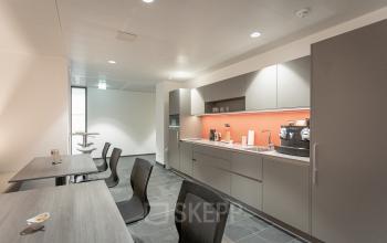 Moderne Büroküche in einem Büro in Gertrude-Fröhlich-Sandner-Straße 2, 1040 Wien Wieden, perfekt um eine Bürofläche zu mieten.