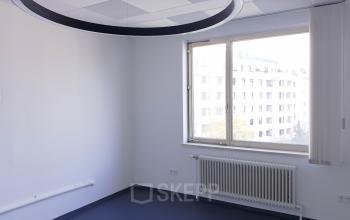 Bright office space rental at Mittersteig 10 in 1050 Vienna Margareten, with large windows and a modern light fixture.