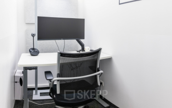 Moderne Bürofläche mieten in 1060 Wien Mariahilf, Gumpendorferstraße 19, mit eingerichtetem Arbeitsplatz und großem Monitor