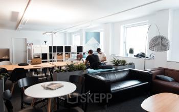 Große Business-Lounge des Buerogebaeudes in Wien an der Gumpendorferstraße