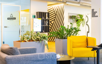 Heller und modern ausgestatteter Büroraum mieten in der Gumpendorferstraße 19 in 1060 Wien Mariahilf mit Sitzbereich und Pflanzen.