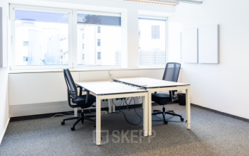 Helles Büro mit zwei Schreibtischen und moderner Bürostuhl in der Gumpendorferstraße 19, 1060 Wien Mariahilf, ideal für büroraum mieten.