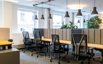 Moderne Bürofläche mieten in der Gumpendorferstraße 19, 1060 Wien Mariahilf, ausgestattet mit Arbeitsplätzen und Pendelleuchten.