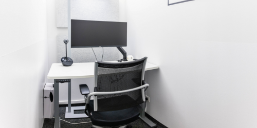 Compact and well-appointed office space rental at Gumpendorferstraße 19, 1060 Vienna Mariahilf, with a modern desk, ergonomic chair, and computer monitor.