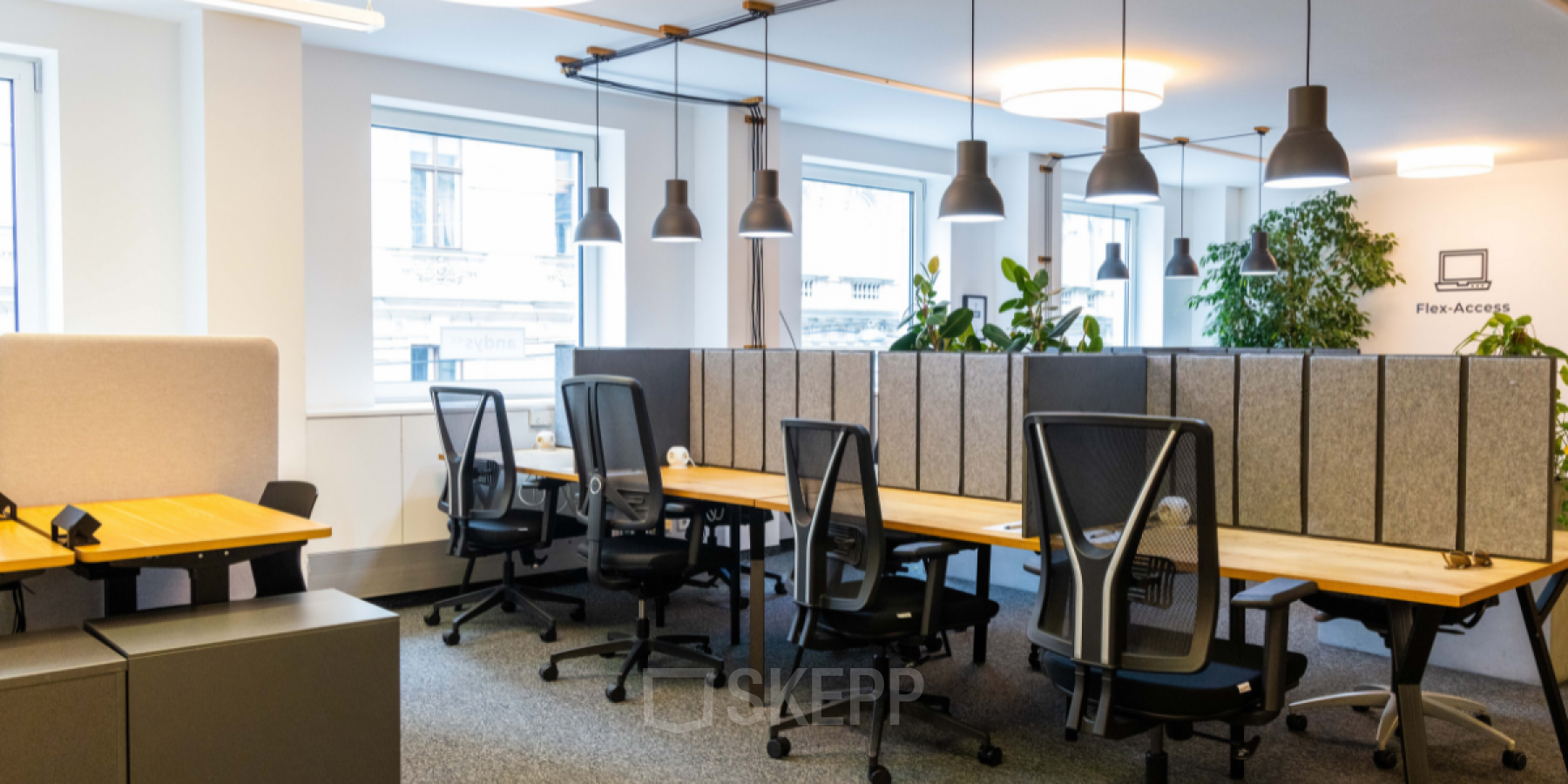 Modern and well-lit office space rental at Gumpendorferstraße 19 in 1060 Vienna Mariahilf with stylish desks and comfortable chairs.