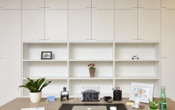 Moderner Büroraum mieten in der Albertgasse 35, 1080 Wien (Josefstadt) mit Schreibtisch, Regalen und Dekoration.