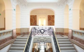 Modernes Treppenhaus im Bürogebäude in 1080 Wien