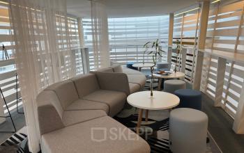 Moderne Lounge-Ecke in einem Bürofläche mieten in 1080 Wien Josefstadt, Albertgasse 35, mit bequemen Sitzmöbeln und stilvoller Einrichtung.