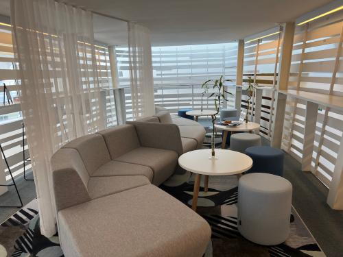 Moderne Lounge-Ecke in einem Bürofläche mieten in 1080 Wien Josefstadt, Albertgasse 35, mit bequemen Sitzmöbeln und stilvoller Einrichtung.