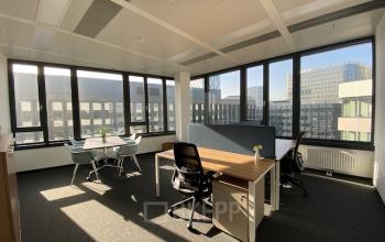 Helles Büro Am Belvedere 8, 1100 Wien (Favoriten) mit modernen Möbeln, großen Fenstern und Blick auf Außenbereich. Perfekt für Büro mieten.
