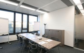 Moderner Konferenzraum in 1100 Wien, Favoriten, Am Belvedere 8. Bürofläche mieten für Meetings und Präsentationen.