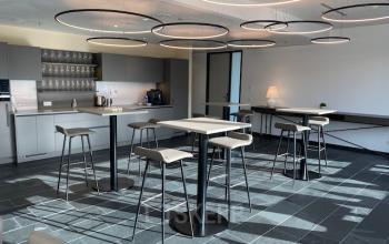 Moderne Bürofläche mieten in Am Belvedere 8, 1100 Wien, Favoriten mit eleganter Einrichtung und stilvollen hohen Tischen.