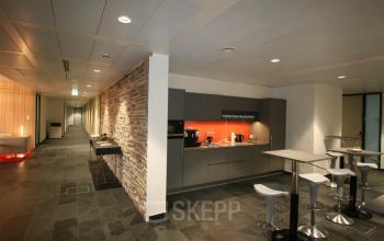 Büroraum mieten in Am Belvedere 8, 1100 Wien, mit eleganter Küche und Essbereich.