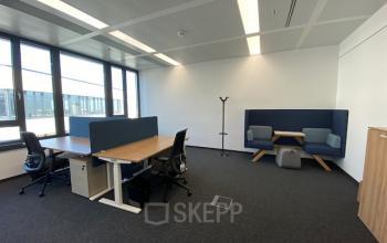 Moderner Büroraum mieten in Am Belvedere 8, 1100 Wien Favoriten mit Schreibtischen und Sitzgelegenheiten.