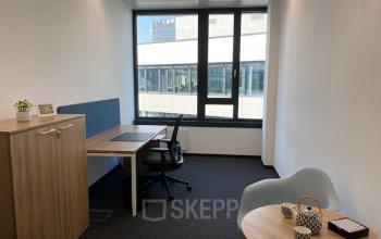 Moderner Büroraum in Am Belvedere 8, 1100 Wien, Favoriten mit Schreibtisch, Stuhl und Regalen. Bürofläche mieten.