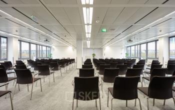 Helle Aula im Business Center in Wien