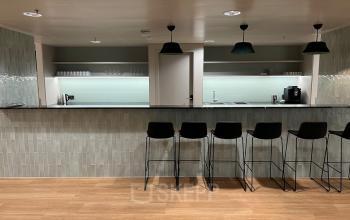 Modern office space rental at Am Euro Platz 2, 1120 Vienna Meidling with a stylish bar area and high stools for casual meetings and breaks.