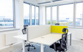 Modern corner workstation with large windows at Wagenseilgasse 14, ideal for office space rental in 1120 Vienna Meidling.