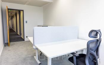 Helles Büro zur Miete in der Schönbrunner Straße 230, 1120 Wien, mit modernen Arbeitsplätzen und Teppichboden.
