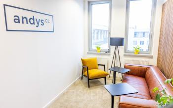 Helles Büro auf der Schönbrunner Straße 230 in 1120 Wien mit modernen Möbeln und natürlichen Farben.