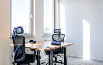Heller Büroraum mit stilvollen Bürostühlen und Schreibtischen in Schönbrunner Straße 230, ideal zum Büro mieten im 1120 Wien, Meidling.