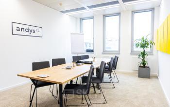 Helles Büro in der Schönbrunner Straße 230, 1120 Wien-Meidling mit großem Konferenztisch und bequemen Stühlen, ideal zum Büro mieten.