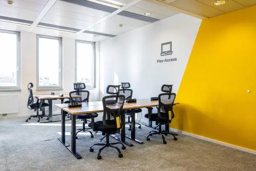 Helles Büro mit mehreren modernen Arbeitsplätzen an der Schönbrunner Straße 230, 1120 Wien, Meidling. Ideal für die Bürofläche mieten oder Büroraum mieten.