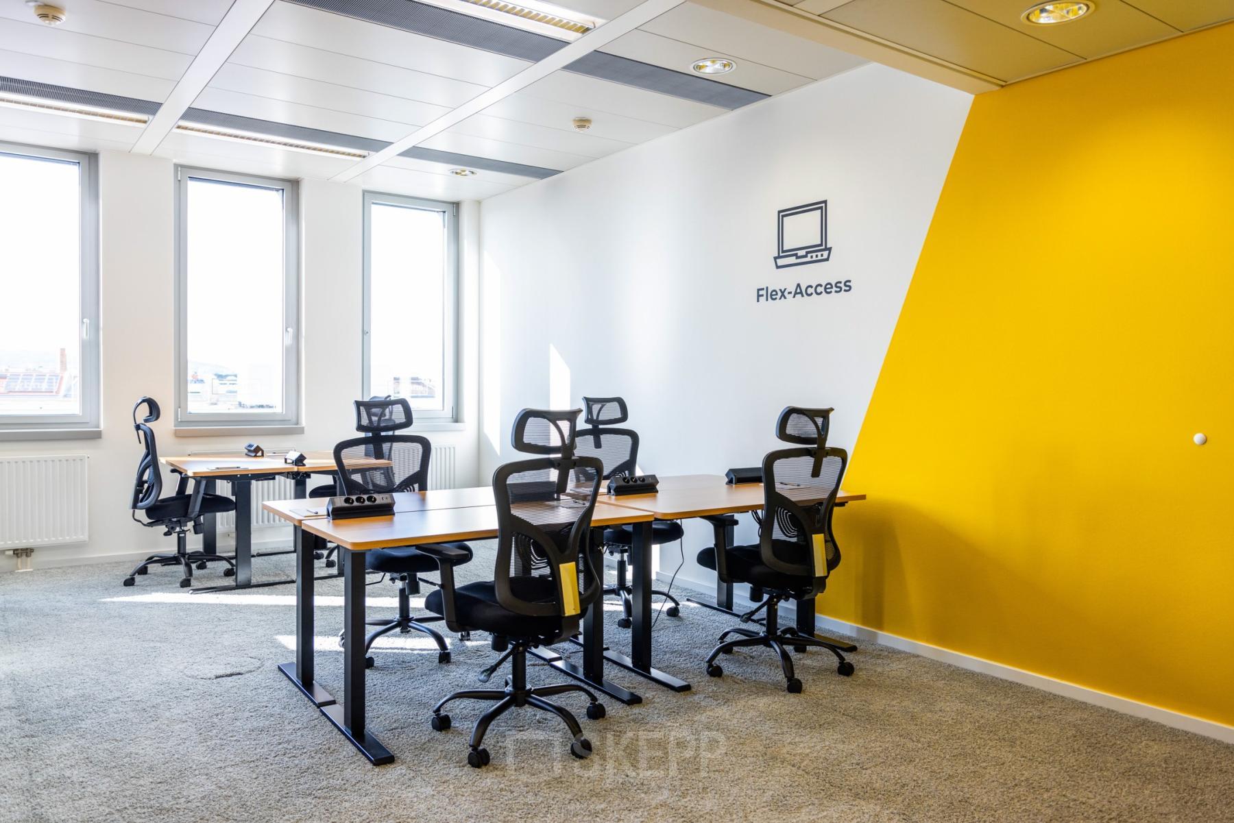 Helles Büro mit mehreren modernen Arbeitsplätzen an der Schönbrunner Straße 230, 1120 Wien, Meidling. Ideal für die Bürofläche mieten oder Büroraum mieten.