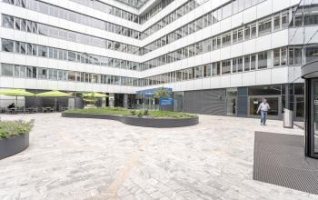 Moderne Außenfassade des Business Centers Wien Europaplatz
