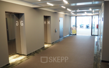 Well-maintained corridor leading to a bright and spacious office space rental at Handelskai 94-96, 1200 Vienna Brigittenau.